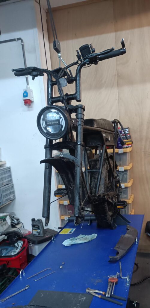 Reparatie band en rem fatbike op brug bij Tinus fatbike service -werkplaats Tinus2Wielers Terneuzen